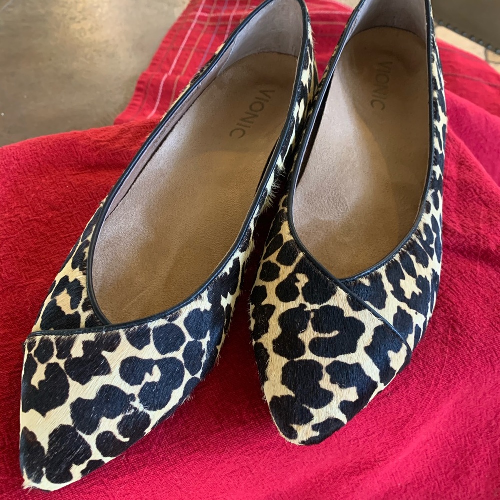 Vionic Leopard flats size 7